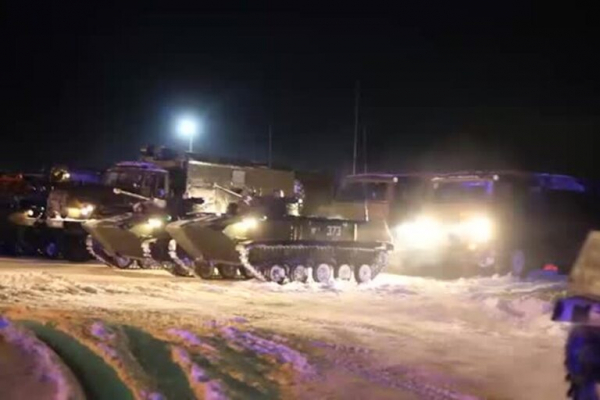 Погрузка военных и техники ВДВ России для доставки в Казахстан попала на видео