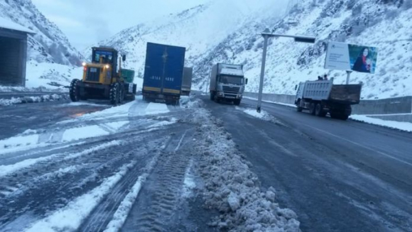 Движение транспорта по автодороге Душанбе-Чанак снова приостановлено
