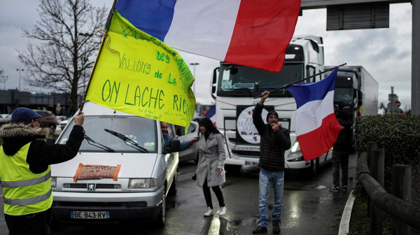 'Freedom Convoy': Protesters opposing France's COVID restrictions head for Paris