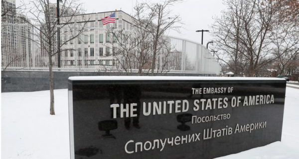 США эвакуируют сотрудников посольства в Украине на фоне опасений по поводу российского вторжения