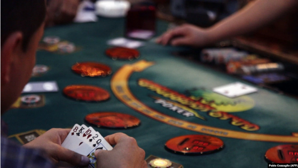 Парламент Кыргызстана со скандалом принял законопроект об открытии казино