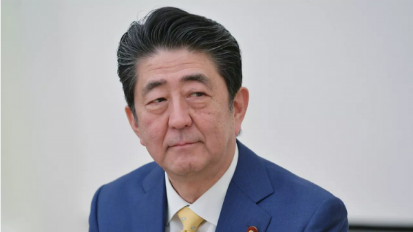 Неизвестный напал на экс-премьера Японии Абэ, политик ранен