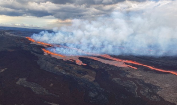 На Гавайях начал извергаться крупнейший в мире вулкан Мауна-Лоа