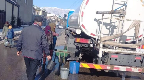 В Душанбе устраняют аварии на водопроводе