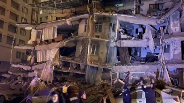 Десятки домов разрушены в результате землетрясения в Турции. Количество пострадавших неизвестно