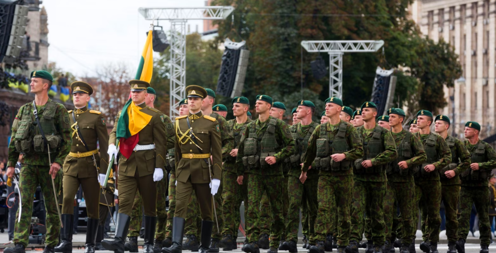 Парламент Литвы одобрил призыв юношей в армию после окончания школы
