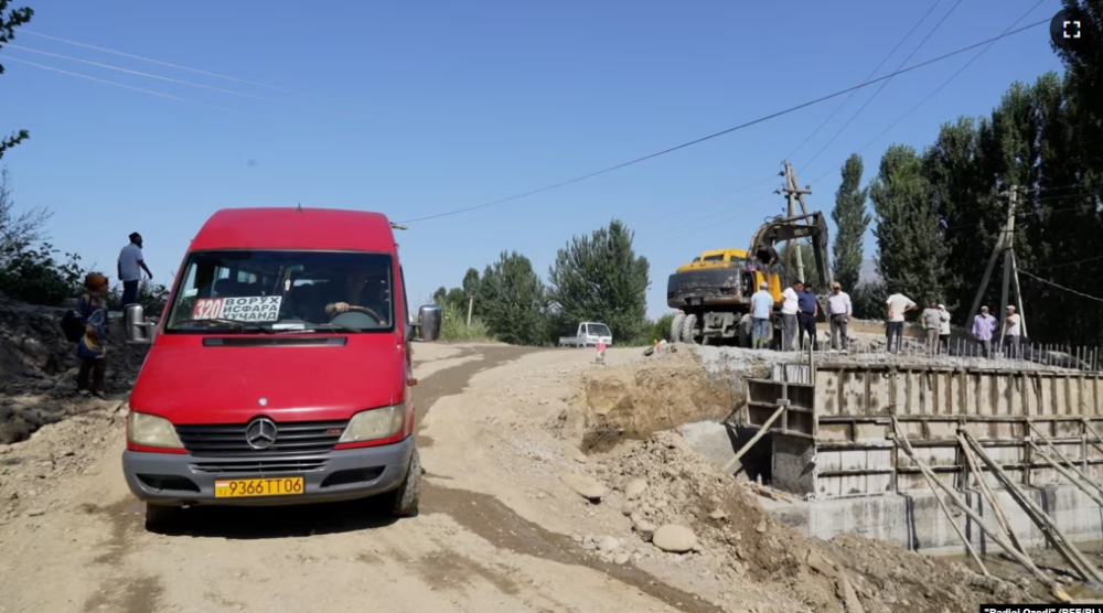 В Согде восстанавливают мост в приграничном с Кыргызстаном районе