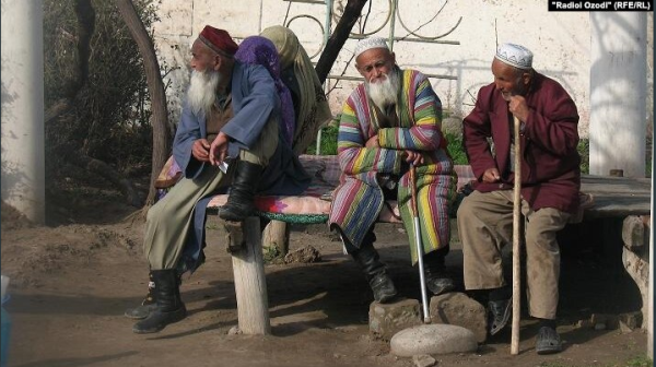 В Таджикистане на 40% повысились зарплата бюджетников и стипендии, на 30% -пенсии